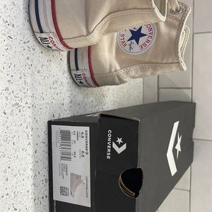 NIB converse Chuck Taylor sneakers. Unisex Men’s 4.5 / Ladies 6.5.